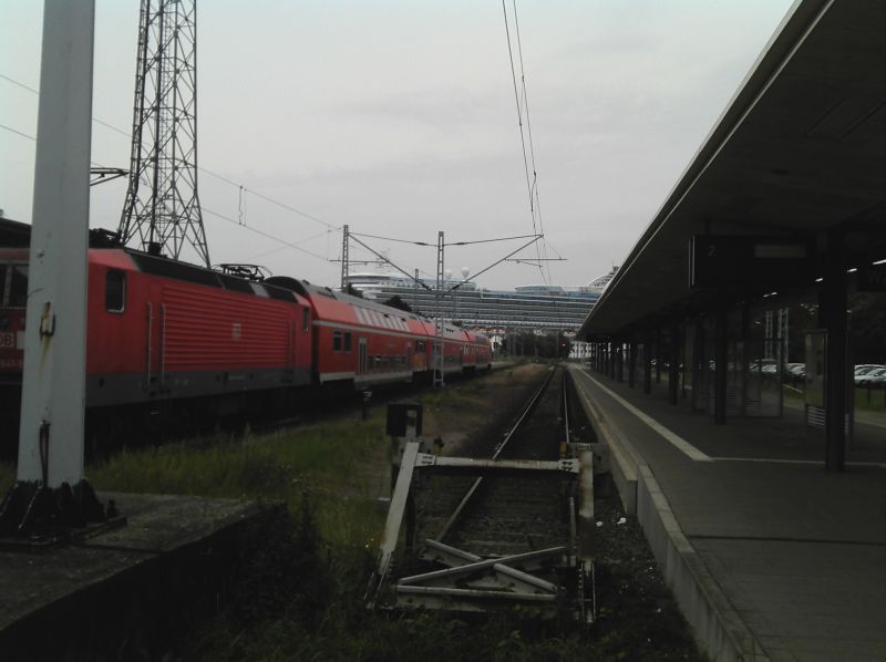 Bahnhof und Riesenschiff