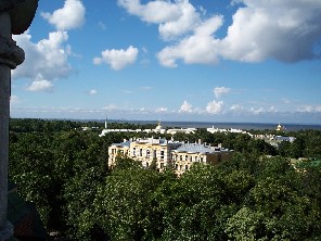 Blick ueber den Peterhof auf die Ostsee