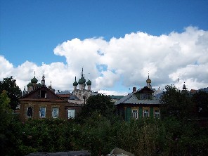 Holzhaeuser vor dem Rostower Kreml